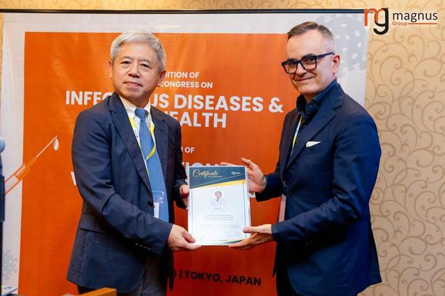 Duccio Medini Felicitating Qing Xu With His Oral Presentation Certificate